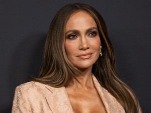 Jennifer Lopez melltartóban lépett ki az utcára, mégis sugárzik a szettjéből a sikk és az elegancia