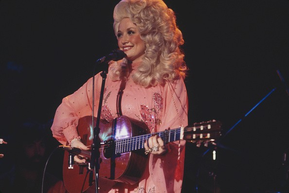 Dolly Partont, a 80-as évek egyik leghíresebb country énekesnőjét el sem tudnánk képzelni másféle frizurával, de hagyjuk meg neki ezt a privilégiumot!