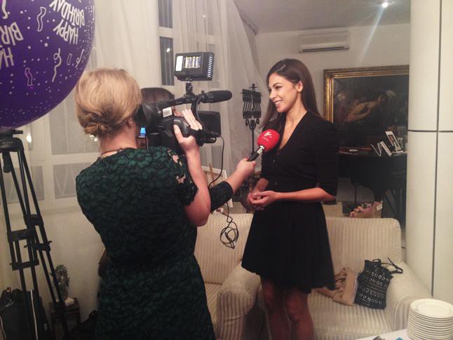 Moran Atias éppen a TV2-nek ad interjút