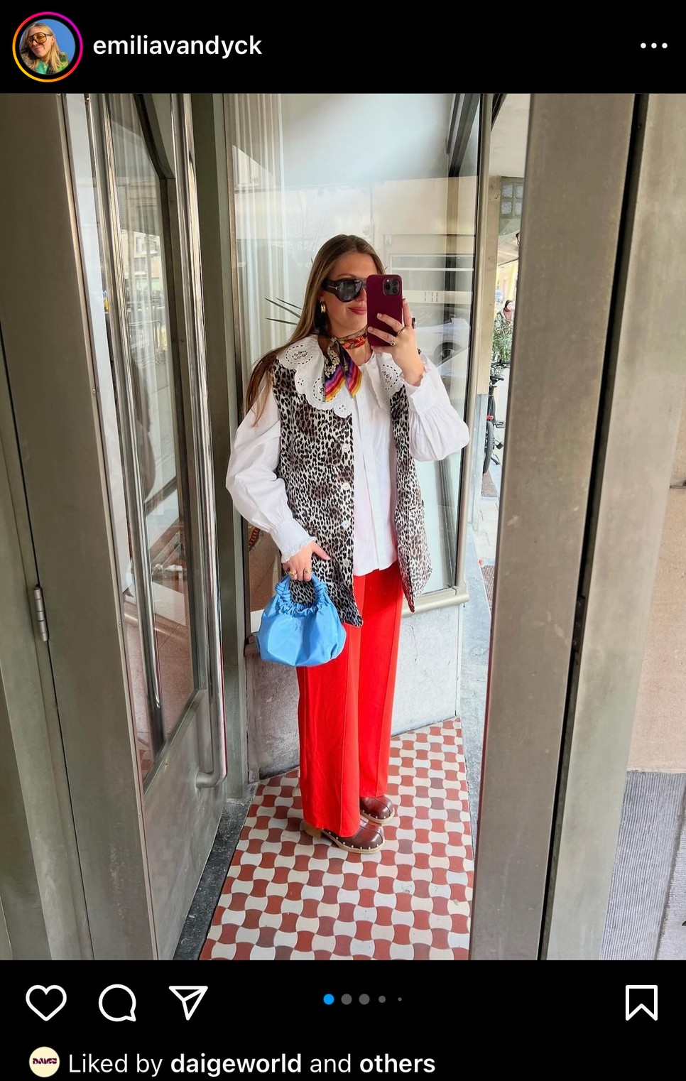 A bohó stílus darabjai néha feltűnőbb szettekben is megbújhatnak