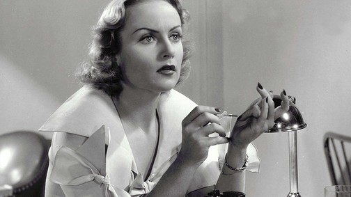 Így távolítsd el otthon a gél lakkot, ha nem tudsz elmenni a körmösödhöz