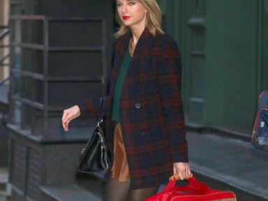 Taylor Swift ismét a cicájával sétál!
