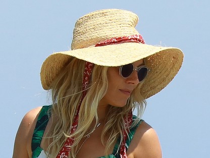 Sienna Miller felvette a nyár legdögösebb szettjét St. Tropez-ban