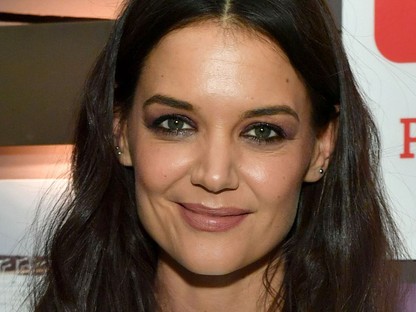 Katie Holmes teljesen váratlan cipőt válaszott ehhez a ruhához