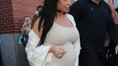 Lehetetlen eldönteni, Kim Kardashian melyik ´kismamaruhája´ volt ízléstelenebb