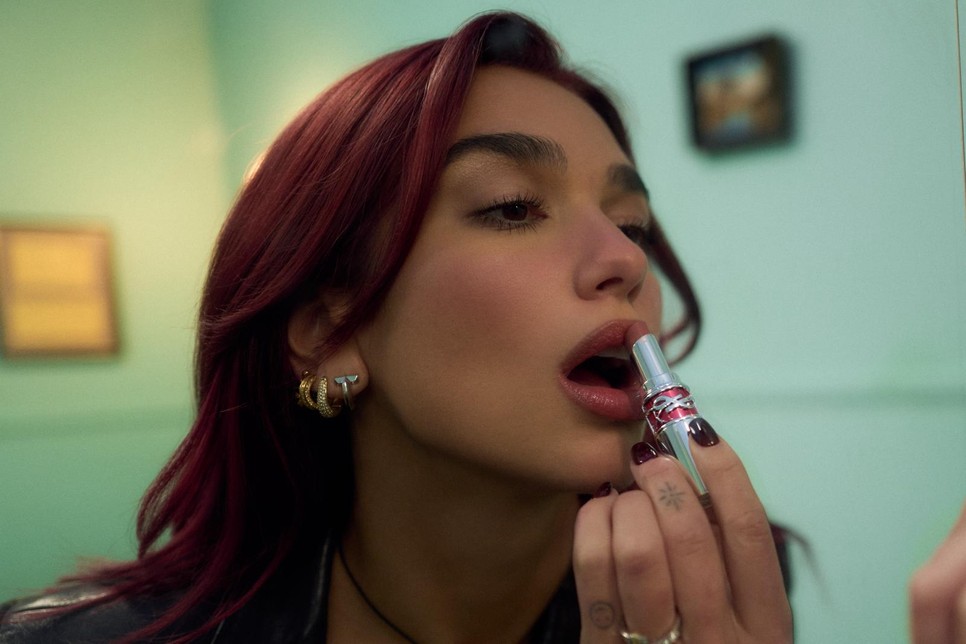 Dua Lipa az YSL Candy Glaze 4-es árnyalatát viseli a Training Season videoklipjében