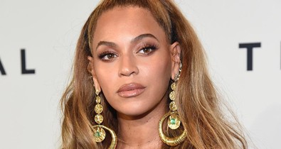 Beyoncé hercegnőnek öltözött, a táskája azonban igazi gengszter!