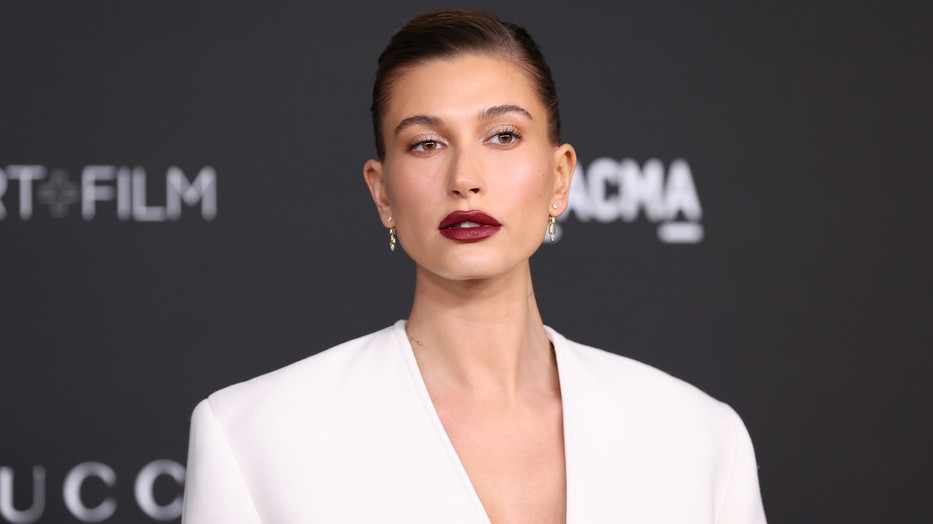 Hailey Bieber elhozta a legjobb zöld sminket az ünnepekre