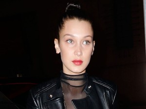 Ez egy ilyen hétvége volt: a melltartóját mutogatta az utcán mindenki