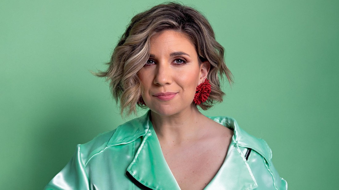 Jónás Vera jó körülmények között nőtt fel, világlátott művész, amiért sokszor nehezen találta fel magát a zenésztársai között, ám alkotóként a széleskörű tapasztalatait és tájékozottságát inkább megpróbálja ma már kamatoztatni, sem mint szégyellni