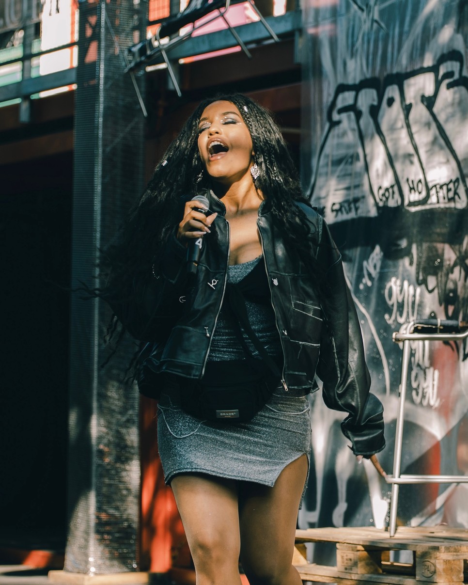 Kollár Dea évekig ingázott Budapest és Stockholm között, mostanra Magyarországot tekinti otthonának, és a zenei karrierjét is itt indította el, habár eredetileg angolul írt dalokat, ma már magyarul szól a közönséghez