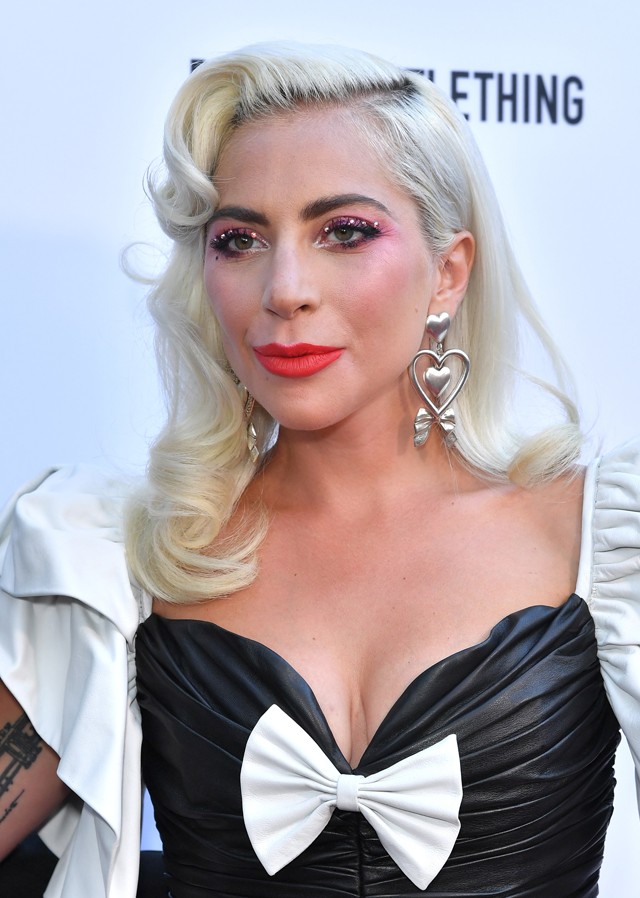 Lady Gaga egy szexi takarítónő ruhájának modern változatába bújt