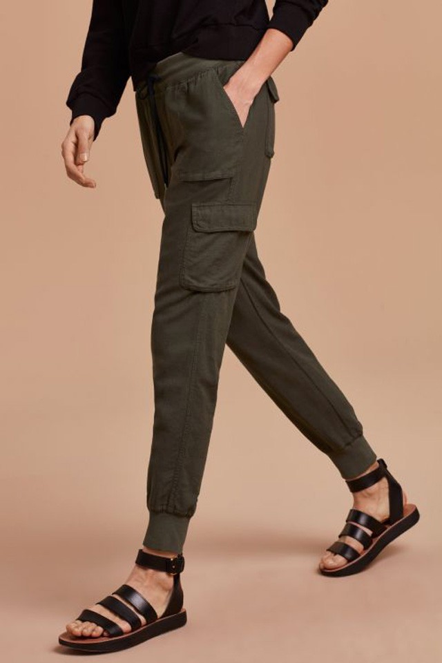 Na ne! Visszatér az oldalzsebes nadrág?