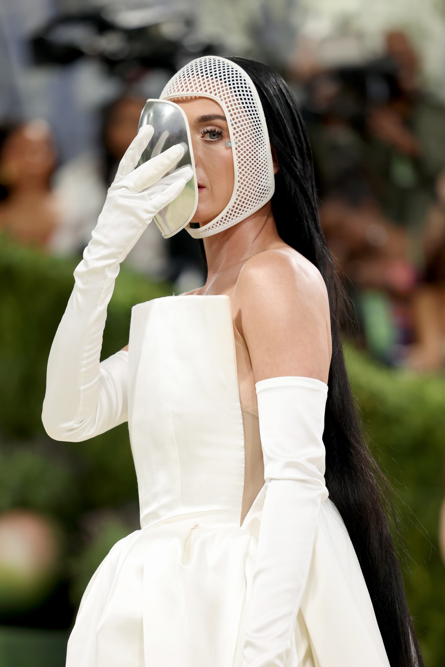 Katy Perry különleges maszk mögé rejtette arcát az idei Met-gálán
