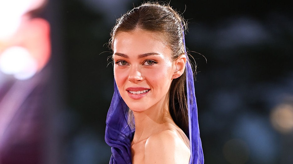 Nicola Peltz Beckham hófehér ruhája valami álomszép