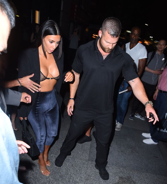 Kim Kardashian már megint elfelejtett felöltözni