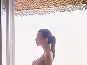Emily Ratajkowski ledobta a ruháit Instagramon