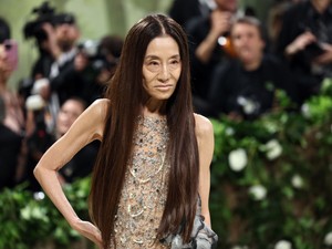 A 75 éves Vera Wang gyakorlatilag melltartóban vonult végig a vörös szőnyegen