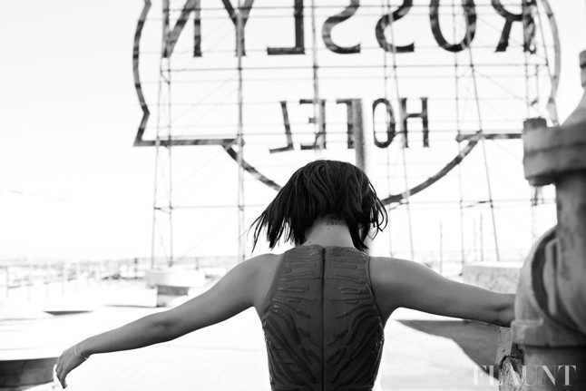 Selena Gomez szexi parókában a Flaunt magazinban