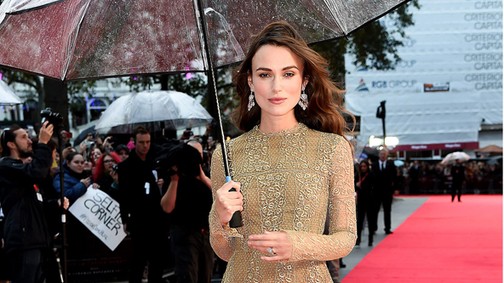 Keira Knightley az esőben is ragyog