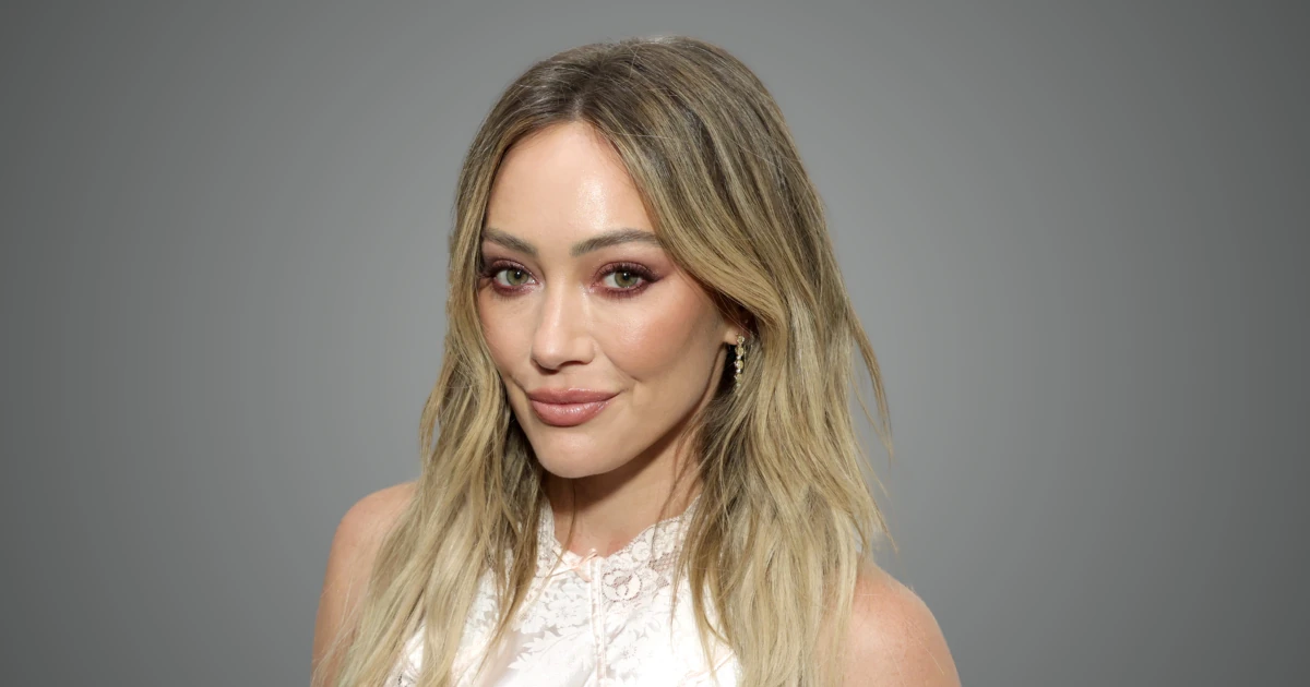 Hilary Duff testét csak aprócska csillagok takarták, áttetsző miniruhában mutatta meg magát a négygyermekes anyuka