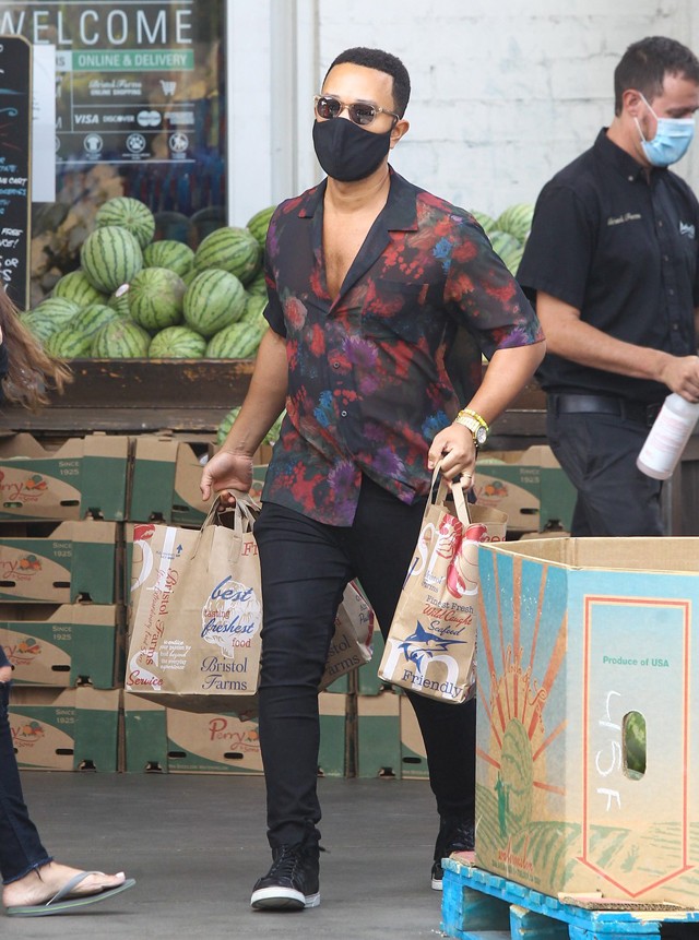 A nap pasija John Legend, aki nemcsak bevásárolt, de ultramenőn is nézett ki közben