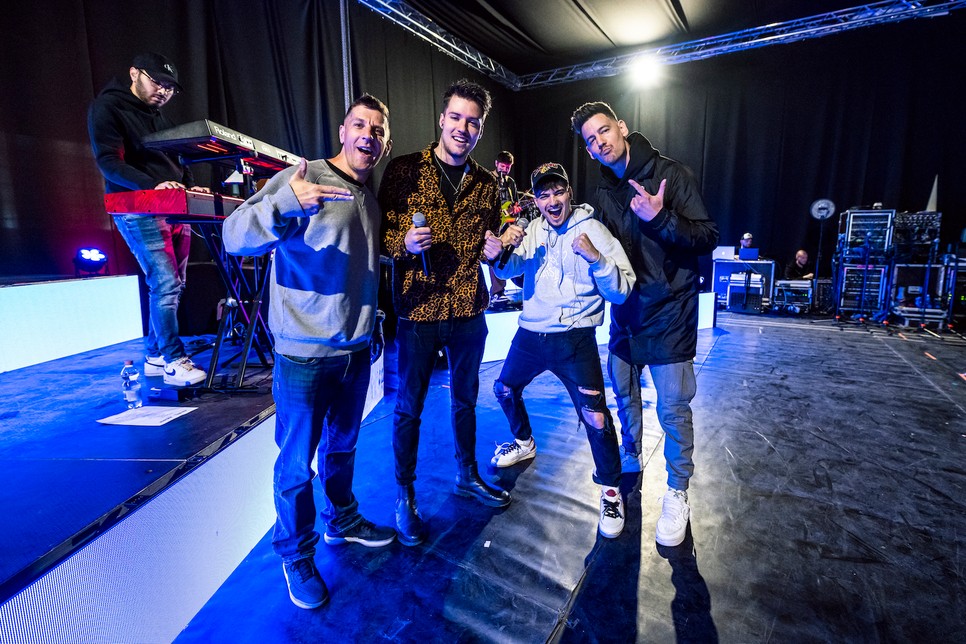 A Red Bull Jukebox próbán mi is ott lehettünk, a srácok mellett a Hősök zenekar tagjai, további előadók, mint T. Danny vagy Papp Szabi is fellépnek a pénteki koncerten