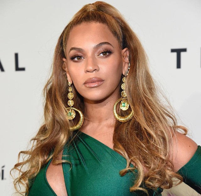 Beyoncé hercegnőnek öltözött, a táskája azonban igazi gengszter!