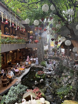 Az amerikai és francia befolyásnak "köszönhetően" Vietnámban a mai napig él a kávé kultúra: gyakran oázishoz hasonló kávézók formájában