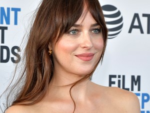 Dakota Johnson egy szuperegyszerű kezeslábasban is szívdöglesztő