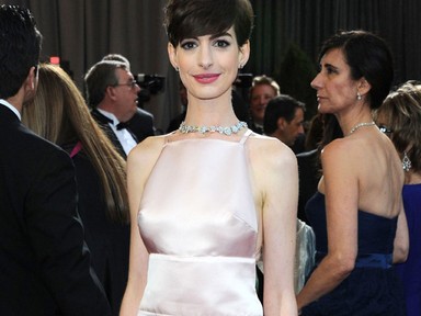 Oscar-rejtély: Anne Hathaway Amanda Seyfried miatt dobta Valentinót