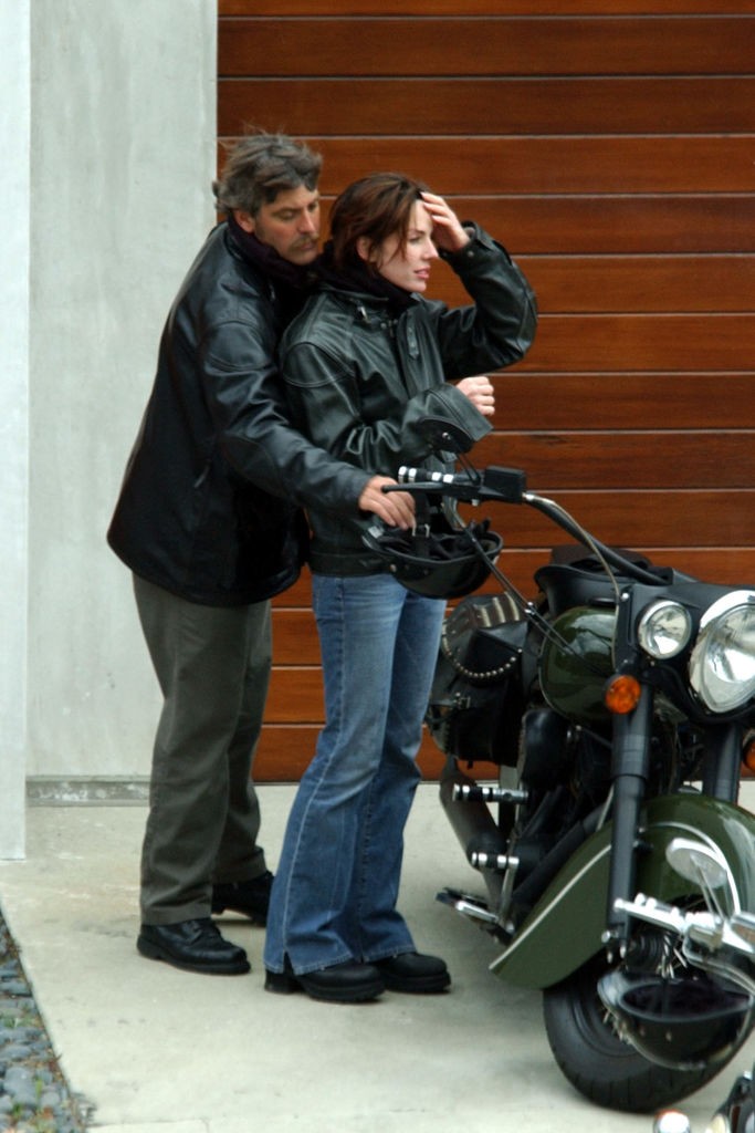 Krista Allen (2002-2004) - Clooney Lisa Snowdonnal való kapcsolata többször megszakadt, és ezekben az időszakokban Krista Allennel, a Baywatch sztárjával is randizott. Ők is többször szakítottak, majd újra összejöttek, de 2004-ben végleg különváltak. Néhány évvel később rövid időre újra közel kerültek egymáshoz, de az a kapcsolat sem nem tartott sokáig. 