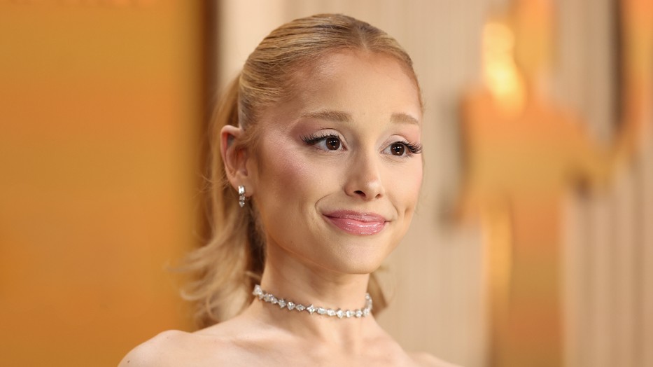 Ariana Grande újra barna hajra váltott