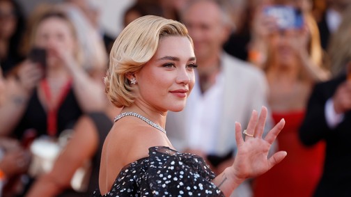 Florence Pugh ismét áttetsző ruhában üzent a kis melleket kritizálóknak