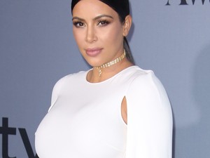 Húha, Mi történt Kim Kardashian arcával szülés után??
