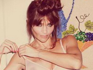 Kifogástalan alak 40 felett is, bátran vetkőzik is!