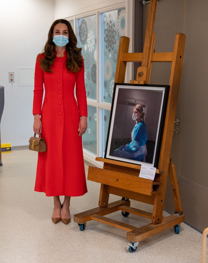 Kate Middleton a National Portrait Gallery Hold Still kiállításának egyik fotója mellett