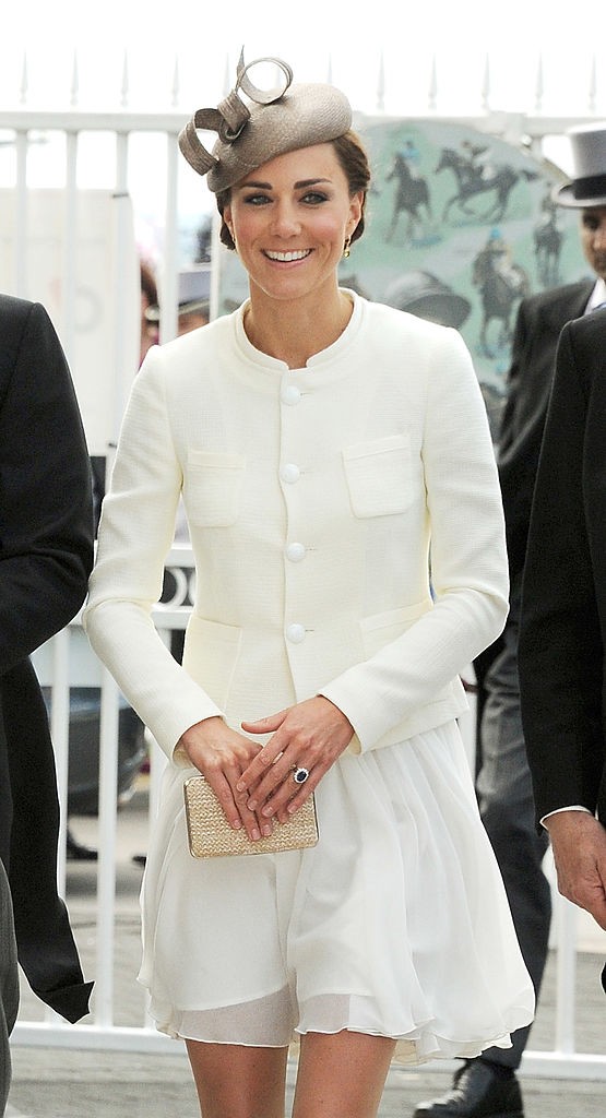 A letisztult vonalvezetésű fazonok, blézerek és kabátok miatt Katalin hercegné lelkes rajongója a Reiss márkának. 2011-ben egy királyi megjelenés alkalmával egy elegáns fehér Reiss ruhában láthattuk. Hasonló darabok 200 font (kb. 90 ezer Ft) körül mozognak.