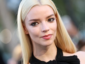 Anya Taylor-Joy melltartó nélkül lépett ki az utcára, testszínű ruhában szabadította fel a melleit