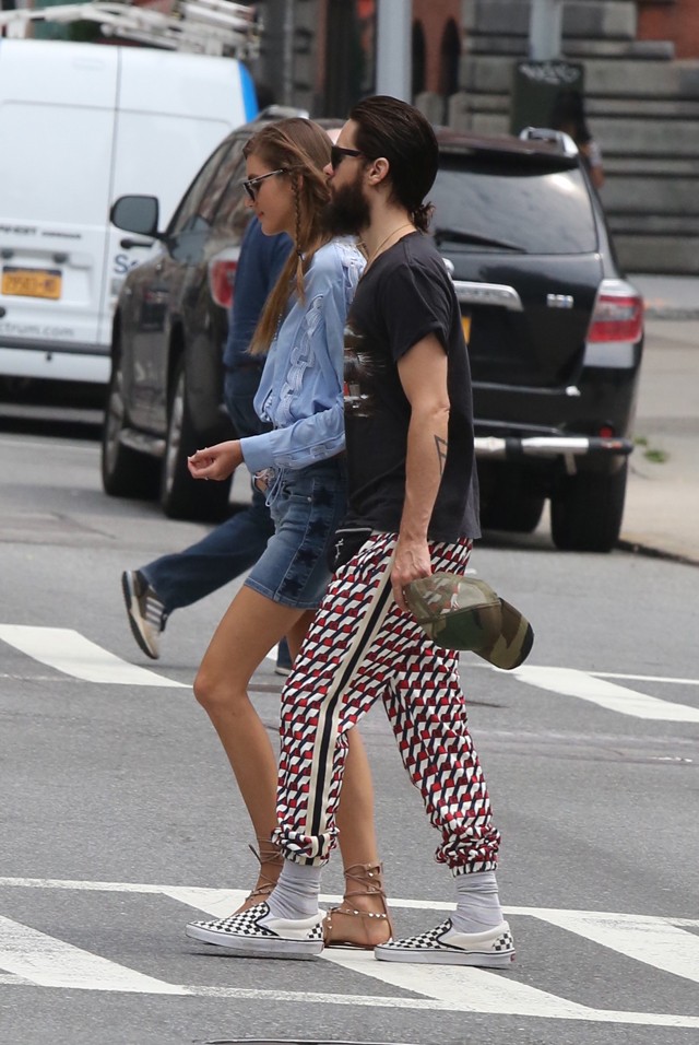 Ki ez a titokzatos lány Jared Leto mellett?