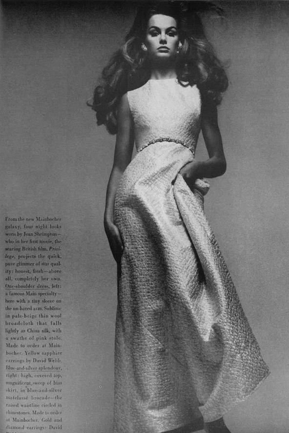 Divatanyag a 60-as évek Vogue-jából.