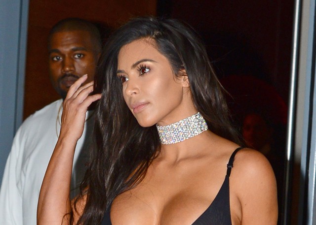 kim kardashian, pornó, pornósztár, melle, ruhája, kanye west, 