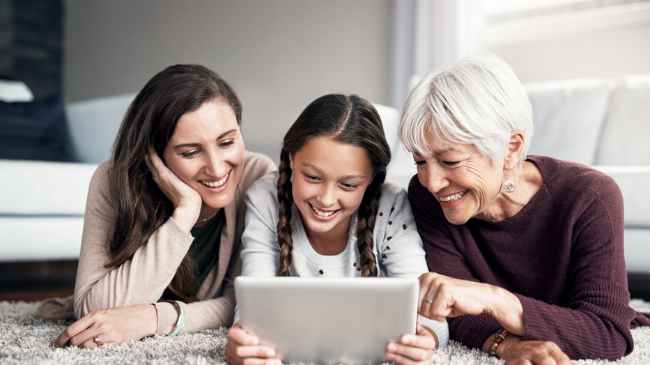 A generációk segíthetik egymást, nemcsak lesajnálhatják vagy sztereotítizálhatják. Ehhez a szemléletváltáshoz a párbeszéd segíthet hozzá a legjobban
