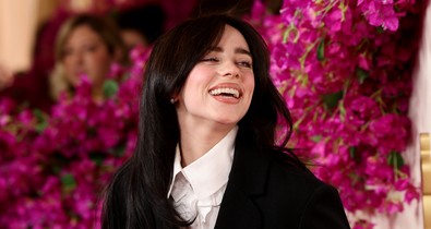 Ő Billie Eilish új szerelme: ezzel a sármos színésszel váltott szenvedélyes csókot az énekesnő