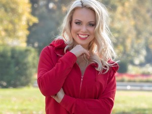 Tökéletesen áll a piros Kiss Virágnak