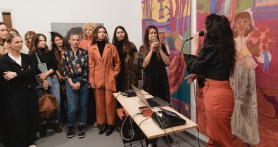 „Te nem tűnsz szegénynek, te nem is vagy cigány!” - Női roma művészek alkotásait ismerheted meg a Bura Galériában