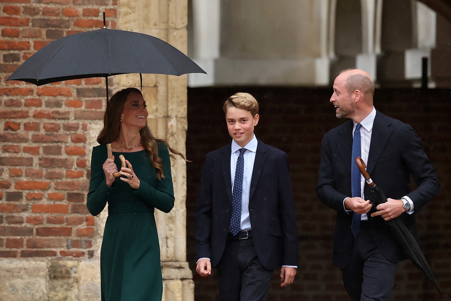 György herceg első iskolai napján az Eton College-ban 2026 szeptemberében. Büszke szülei, Katalin hercegné és Vilmos herceg is elkísérték őt. 