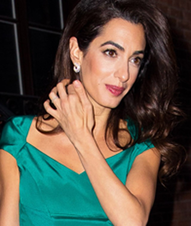 Amal Clooney minden negyvenes nőt lekörözött ezzel a ruhával