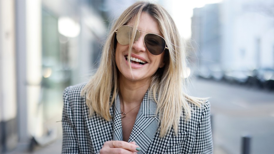 nő-napszemüveg-mosoly-glamour