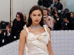 Irina Shayk rendszeresen elfelejt nadrágot felvenni, és milyen jól teszi